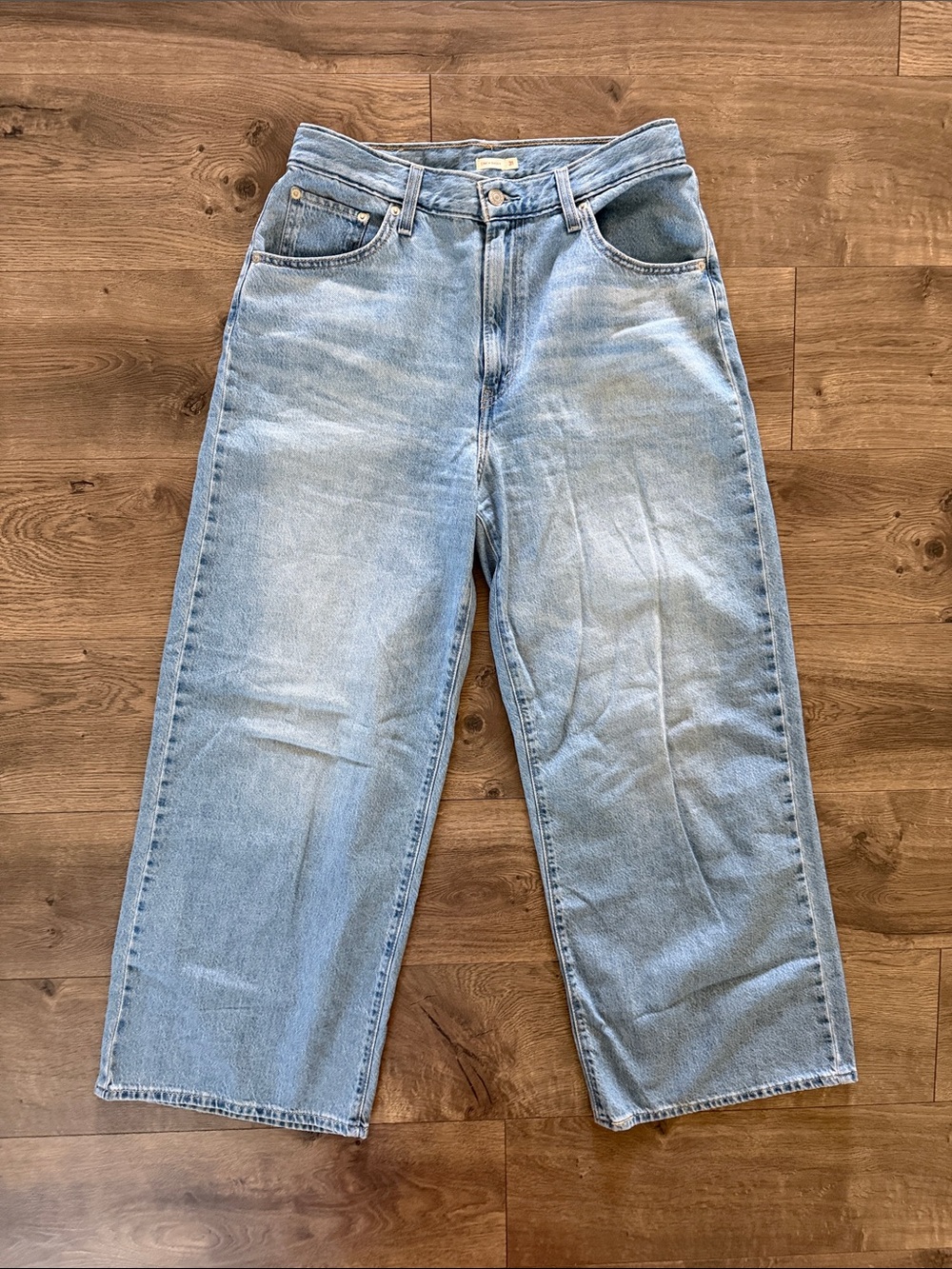Levi’s: NWOT Cinch Waist Light Wash Relaxed Wide-Leg Jeans